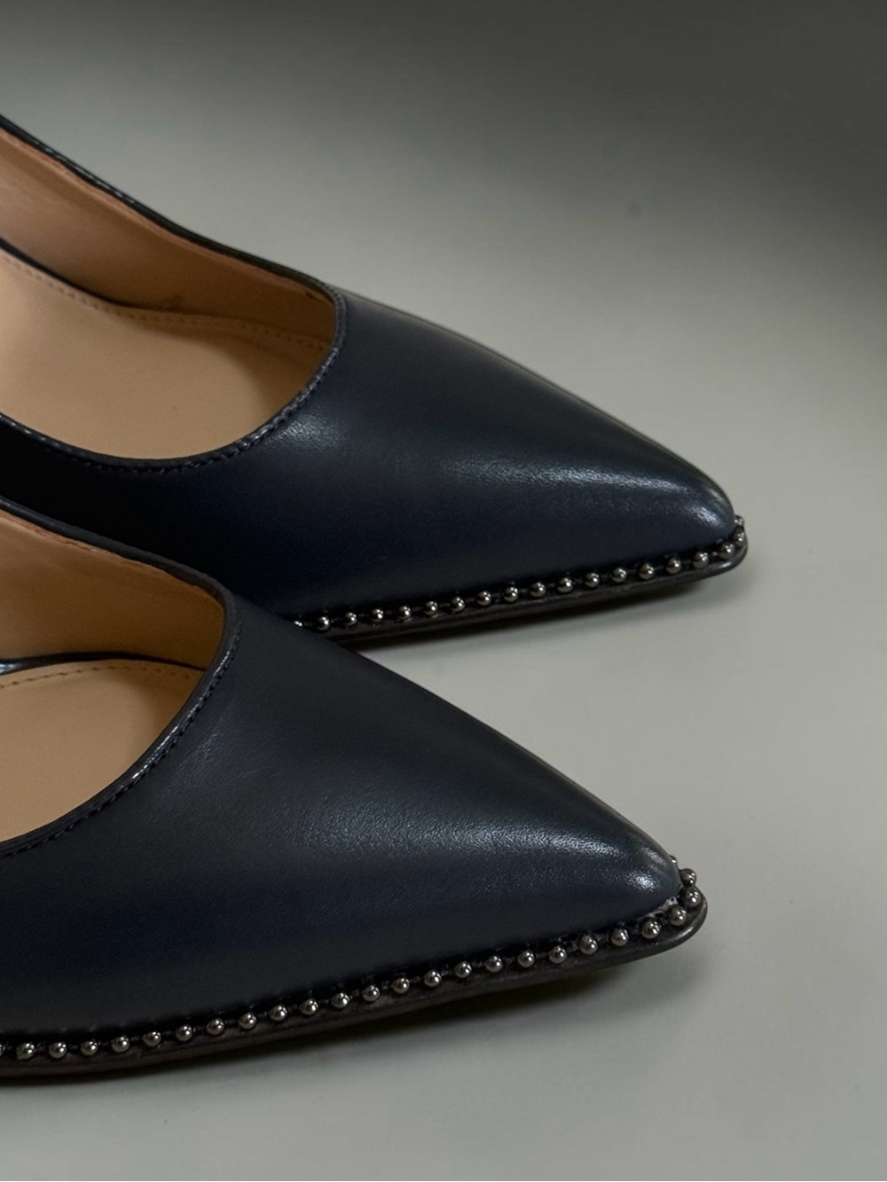 COACH Waverly Navy Leather Pointed-Toe Pumps w Ball Chain Trim! Size 8.5 EUC!! - Picture 10 of 15